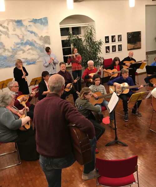 Zu sehen sind Musikerinnen und Musiker der Musikschule