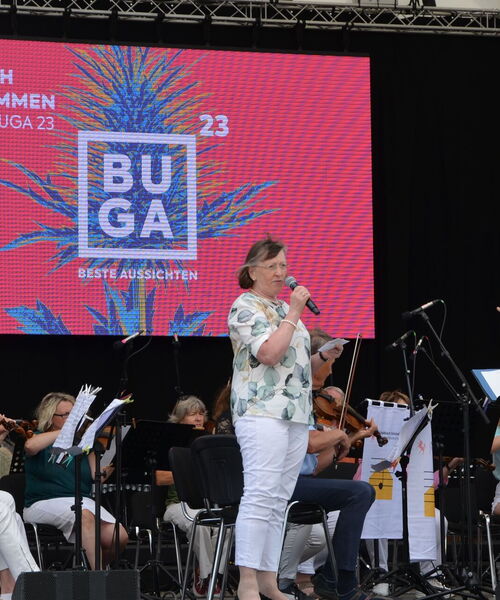 Zu sehen ist das Gmünder Kurorchester auf der Bühne in der Bundesgartenschau in Mannheim