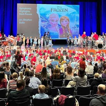 Zu sehen ist die Stadtkapelle beim Kinderkonzert „Eiskönigin“