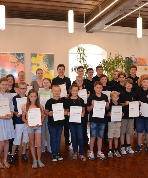 Zu sehen sind die geehrten Kinder-und Jugendchor Mitglieder der städtischen Musikschule.