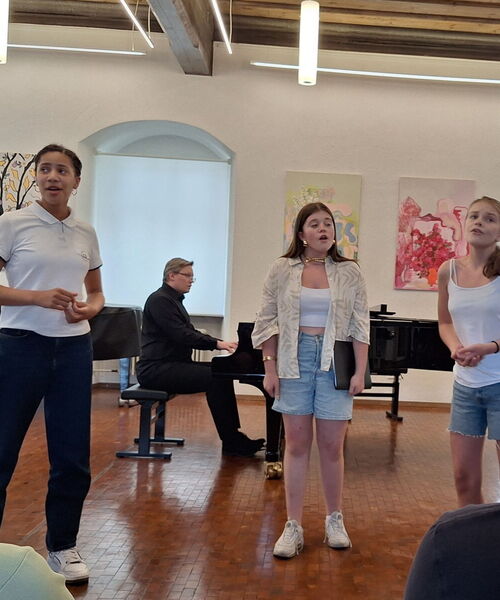 Auf dem Bild zu sehen sind Sängerinnen und ein Pianist der Städtischen Musikschule bei einem Konzert