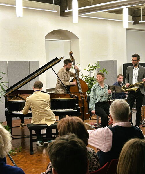 Zu sehen sind die Musikerinnen und Musiker im Schwörsaal.