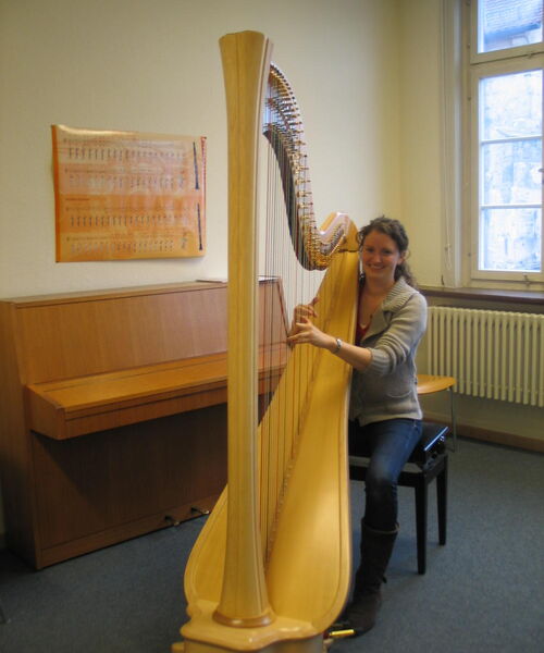 Flora Babette Kick an der neuen Konzertharfe „Daphne“