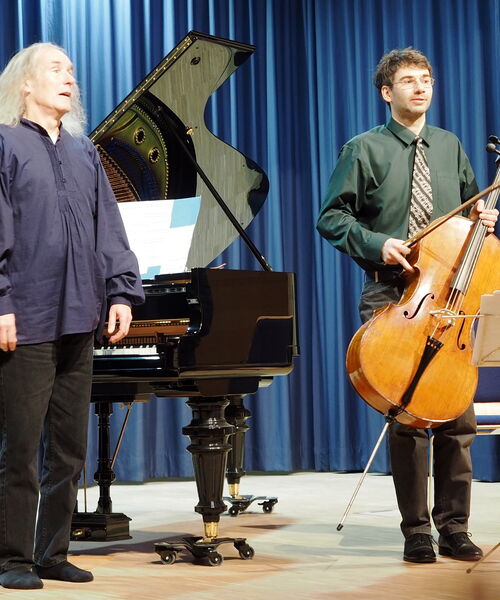 Die Künstler mit ihren Instrumenten auf einer Bühne.