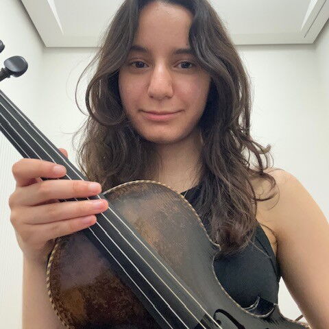 Zu sehen ist die Violinistin mit ihrer Violine.
