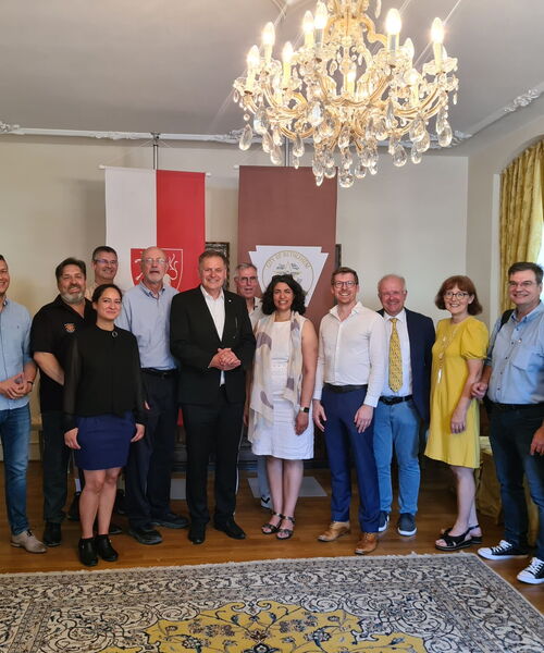 Auf dem Bild zu sehen ist die Delegation des Bach Chores beim Empfang im Barockzimmer im Rathaus