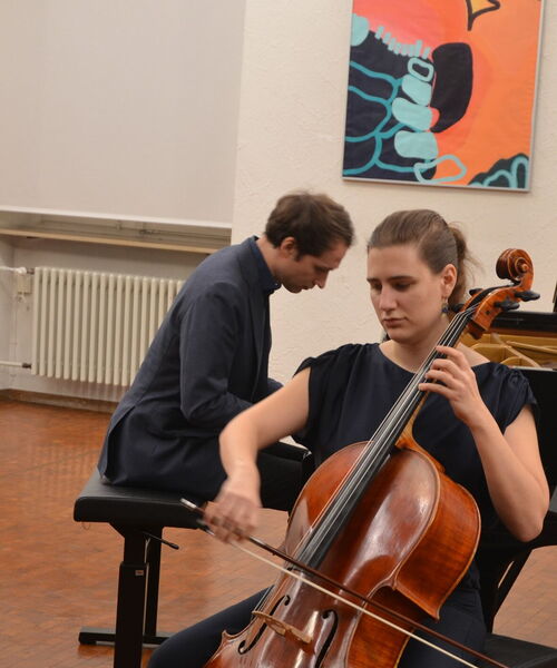 Zu sehen sind Iris Mack, Cellolehrerin, Georg Thoma, Klavier im Schwörhaus